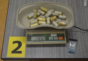 Celníci na letišti zadrželi dva pašeráky drog.