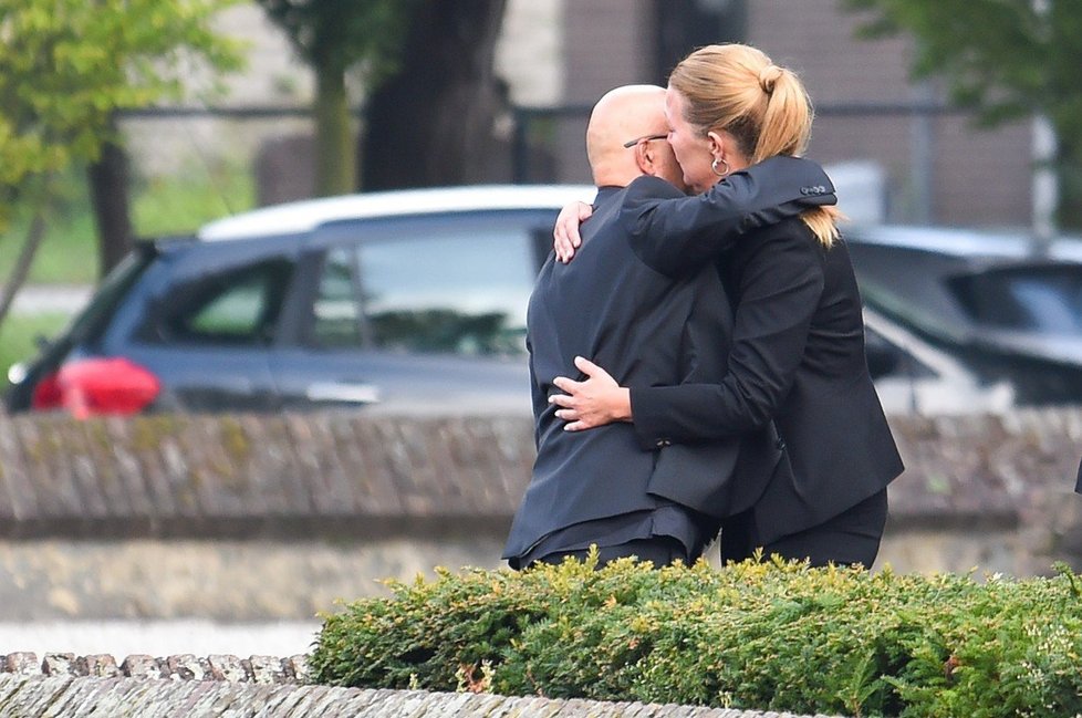 Fotka pořízená na pohřbu Silvia Aquina, který byl zavražděn při procházce se svou manželkou. Ta vyvázla se zraněními na obličeji