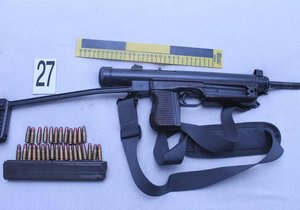 Úředně znehodnocené zbraně ze Slovenska, dvě stovky samopalů a přes 30 pistolí měl přeprodávat neznámému Ukrajinci muž (42) z Plzeňska. Ilustrační foto