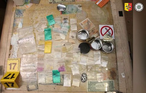 Policisté si v Praze posvítili na dva (34 a 31) dealery: Jeden dodával drogy autíčkem na dálkové ovládání!