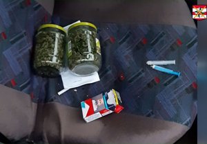 Policisté v autě našli i dvě sklenice napěchované marihuanou.