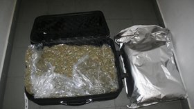 Policisté v autě nervózního řidiče našli kufr plný marihuany.