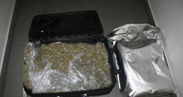 Pašeráka marihuany odhalila nervozita! V kufru vezl 7 kg drogy!