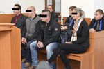 Šumperský okresní soud otevřel 14. října kauzu týkající se anabolik distribuovaných ve věznici v Mírově na Šumpersku. V případu je obžalováno pět lidí včetně dozorce věznice postaveného mimo službu i dvou odsouzených. Na snímku jsou zleva obvinění Oldřich Novák, Robert Arban, Jiří Němec a Alena Malíková.