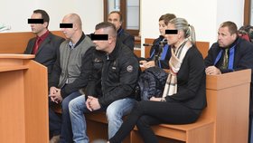 Šumperský okresní soud otevřel 14. října kauzu týkající se anabolik distribuovaných ve věznici v Mírově na Šumpersku. V případu je obžalováno pět lidí včetně dozorce věznice postaveného mimo službu i dvou odsouzených. Na snímku jsou zleva obvinění Oldřich Novák, Robert Arban, Jiří Němec a Alena Malíková.