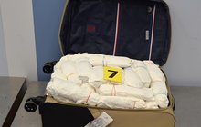 142 kilo drogy cizinci vezli v 7 kufrech: Katu jedlou odhalil rentgen!