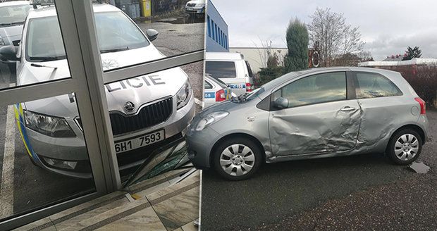 Zdrogovaný cizinec na Rychnovsku naboural policejní auto a bodal do něj nožem: Zničil i policejní celu