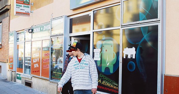 Do nového obchodu se hned nahrnuli mladí. Zatím tu nepochodili. Zatím…