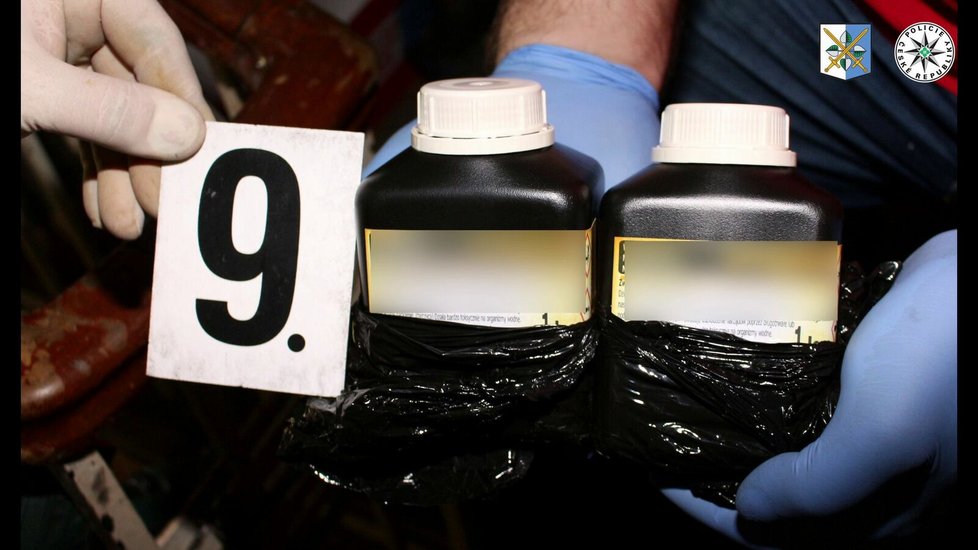 Policisté na Karvinsku zadrželi šestičlenný gang výrobců pervitinu. Věci, drogy a zbraně nalezené při domovních prohlídkách.