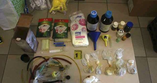 Tachovští kriminalisté dopadli „perníkáře“: Vařili drogy přímo v bytovce