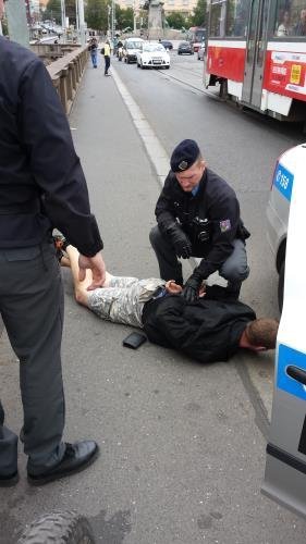 Policie na Smíchově zadržela dealera, který se snažil drogy hodit labutím.