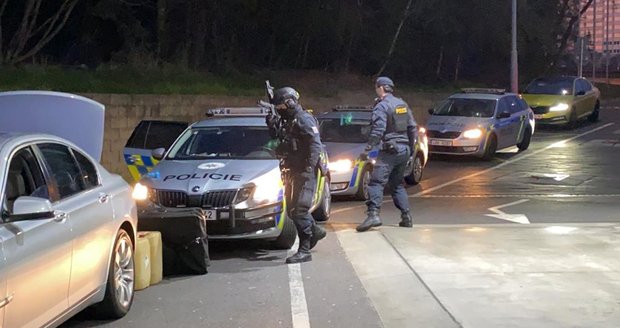 Řidič s jeho komplicem převáželi pervitin v hodnotě půl milionu korun v luxusním BMW. Policisté našli i nádobíčko na výrobu drog.