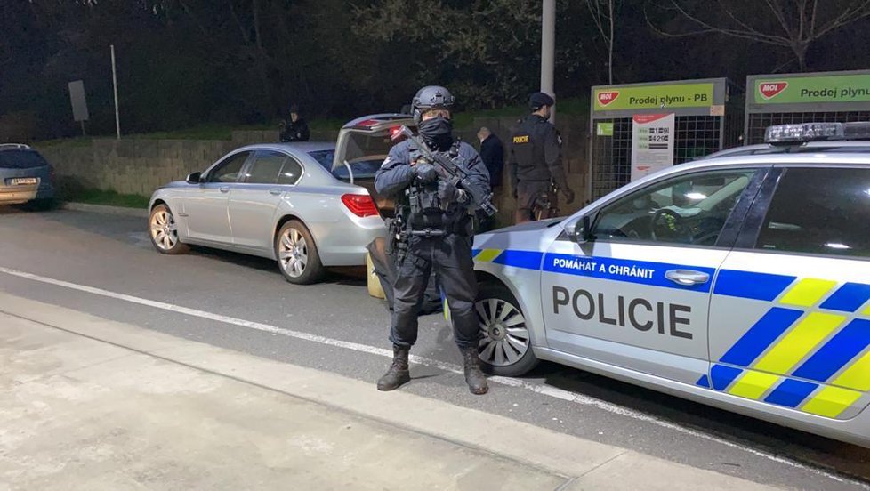 Řidič s jeho komplicem převáželi pervitin v hodnotě půl milionu korun v luxusním BMW. Policisté našli i nádobíčko na výrobu drog.