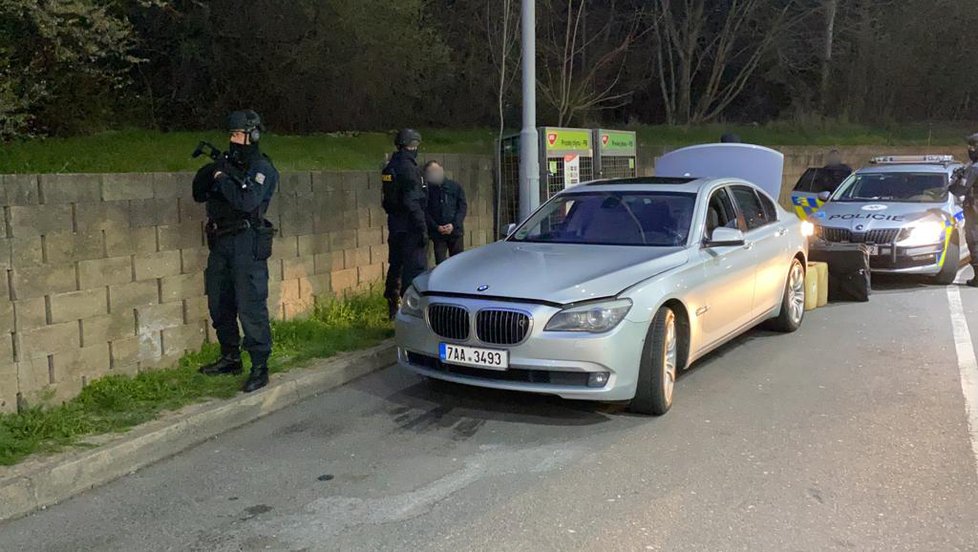 Řidič s jeho komplicem převáželi pervitin v hodnotě půl milionu korun v luxusním BMW. Policisté našli i nádobíčko na výrobu drog.