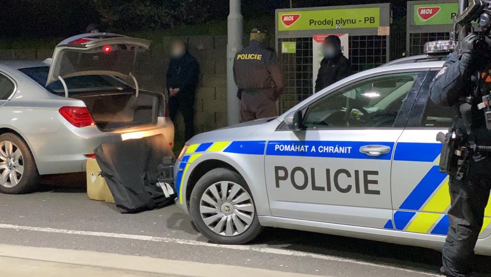 Řidič s jeho komplicem převáželi pervitin v hodnotě půl milionu korun v luxusním BMW. Policisté našli i nádobíčko na výrobu drog.