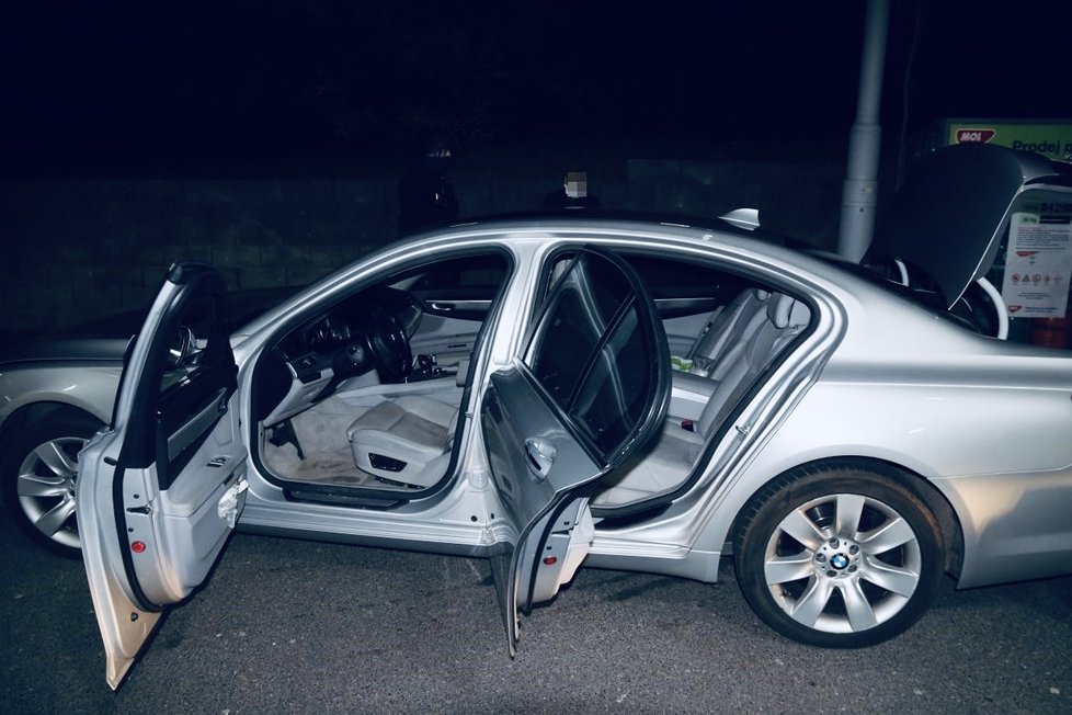 Řidič s jeho komplicem převáželi pervitin v hodnotě půl milionu korun v luxusním BMW. Policisté našli i nádobíčko na výrobu drog.