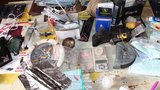 Policisté vyhmátli výrobce drog a dealera: Zajistili u nich heroin, pistoli a 200 tisíc