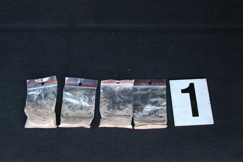 Policisté u dealerů našli několik druhů drog, vysokou finanční hotovost i zbraň.