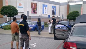 Policie zasahuje proti dealerům drog před obchodním domem na pražském Zličíně.