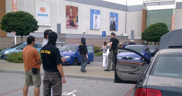 Policie zasahuje proti dealerům drog před obchodním domem na pražském Zličíně.