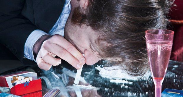 V České republice přibývá lidí, kteří mají s drogami vážný problém. Nejen s ilegálními, ale rovněž s tabákem a alkoholem. (ilustrační foto)