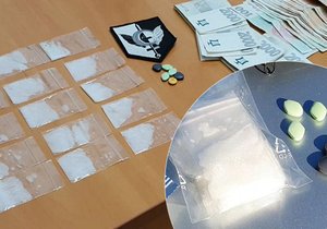 Drogy, které policisté na Praze 10 zabavili u podezřelého cizince.