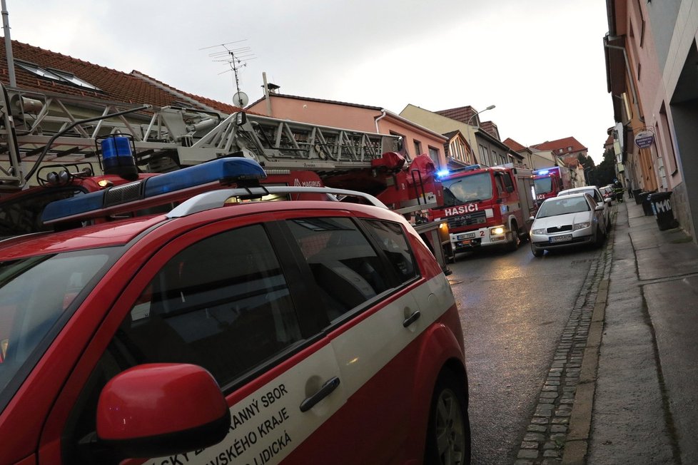 Vyšetřování požáru v podkroví domu v Mezníkově ulici odhalilo výrobnu pervitinu. Mladík (23) a jeho přítelkyně teď čelí obvinění z nedovolené výroby a jiné nakládání s omamnými a psychotropními látkami a s jedy a obecného ohrožení z nedbalosti.