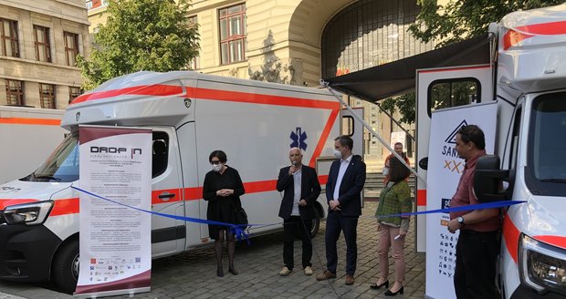 Magistrát přispěl na koupi dvou nových sanitek. Ty budou využívat terénní pracovníci organizací Drop In a Sananim, kteří pomáhají drogově závislým