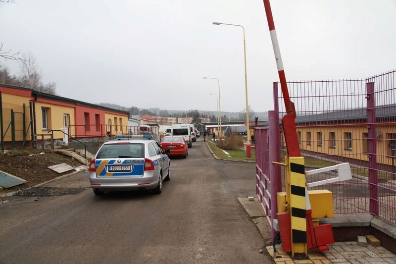 Na místě zasahovaly desítky policistů.