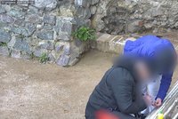 VIDEO: Drogový kšeft v centru Brna! Žena si "zboží" píchla do žíly přímo pod kamerou