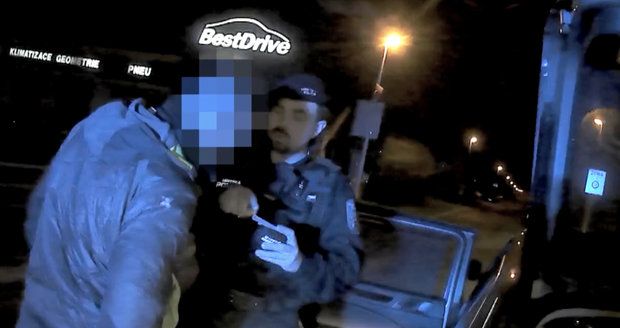 VIDEO: Zfetoval se a sedl za volant! Pak gauner zaparkoval v zákazu stání, strážníkům neunikl