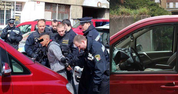 Zfetovaný Rom v Plzni rozmlátil několik aut: Ve stojícím autě „ujížděl“ před policisty.