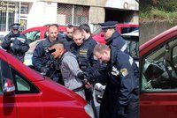 Zfetovaný mladík v Plzni rozmlátil několik aut: Ve stojícím autě „ujížděl“ před policisty