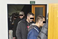 Pervitin, marihuana i tramal: 20 lidí z věznice Bytíz stojí před soudem za pašování