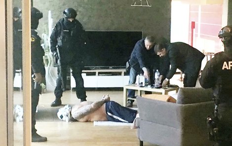 Tak vypadal policejní zátah v Litvě, kde měl drogový boss jednu z mnoha skrýší.