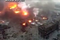 Dron natočil zkázu po explozi v Číně. Hasiči stále bojují s ohněm