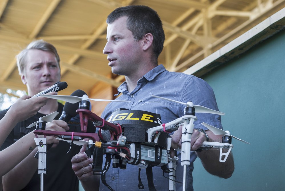 Martin Saska a bojový dron Eagle.One