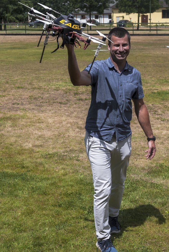 Martin Saska z FEL-ČVUT a bojový dron Eagle.One