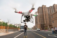 Dealeři rozváželi drogy s pomocí dronu: Policie je stejně odhalila
