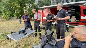 Hasiči hledají skrytá ohniska pomocí dronů. České Švýcarsko (2. 8. 2022)