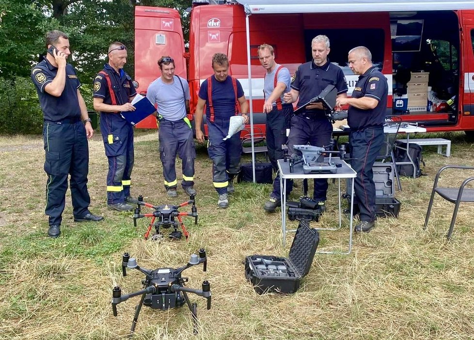 Hasiči hledají skrytá ohniska pomocí dronů. České Švýcarsko (2. 8. 2022)