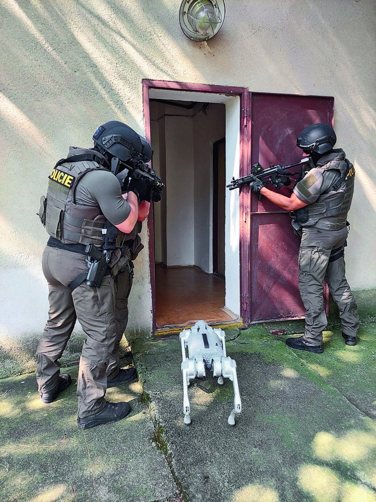 Čtyřnozí roboti zvyšují bezpečí a přehled policistů v různých akcích