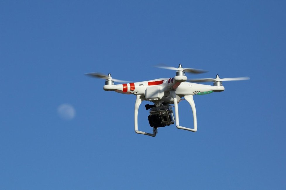 Na létání s drony se vztahuje spousta omezení.