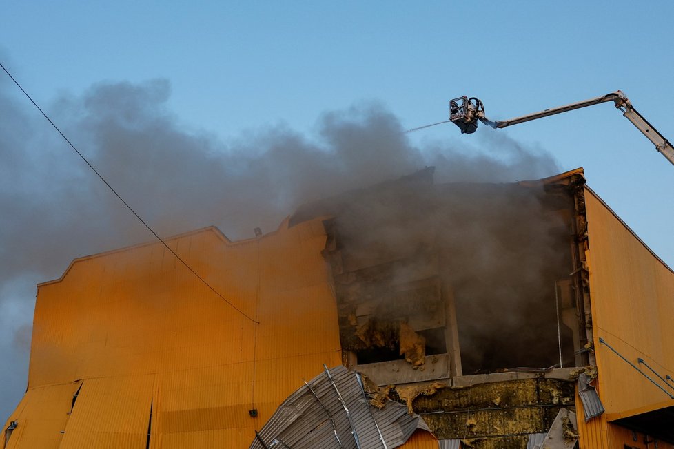 Ruský dron v Kyjevě zapálil tabákovnu (28. 5. 2023).