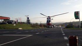 Záchranářský vrtulník, který měl na palubě těžce zraněnou ženu po dopravní nehodě, ohrožoval ve Folmavě dron.