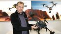 Jaroslav Řešátko drží v ruce dron s termokamerou, který před dvěma lety sledoval požár Českého Švýcarska v Hřensku Jaroslav Řešátko drží v ruce dron s termokamerou, který před dvěma lety sledoval požár Českého Švýcarska v Hřensku