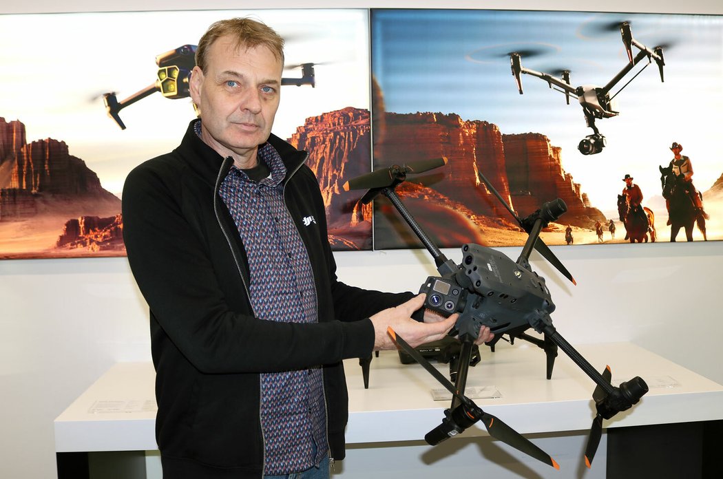 Jaroslav Řešátko drží v ruce dron s termokamerou, který před dvěma lety sledoval požár Českého Švýcarska v Hřensku