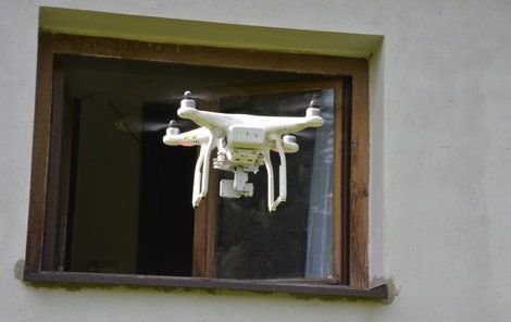 Už načuhuje! Dron letící kolem okna.