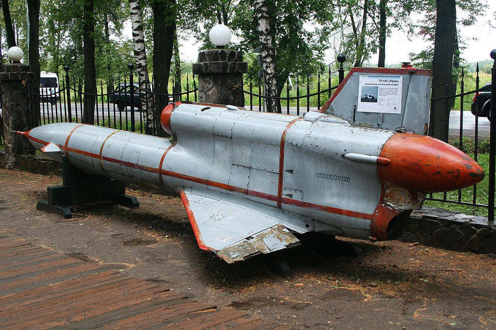 Vystavený Tu-143.