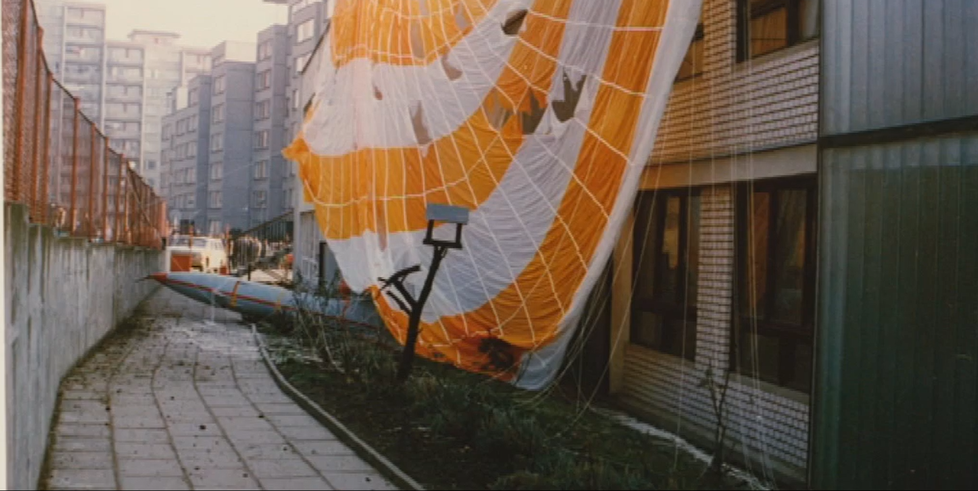 Tupolevovův padák rozprostřený na střeše školky.